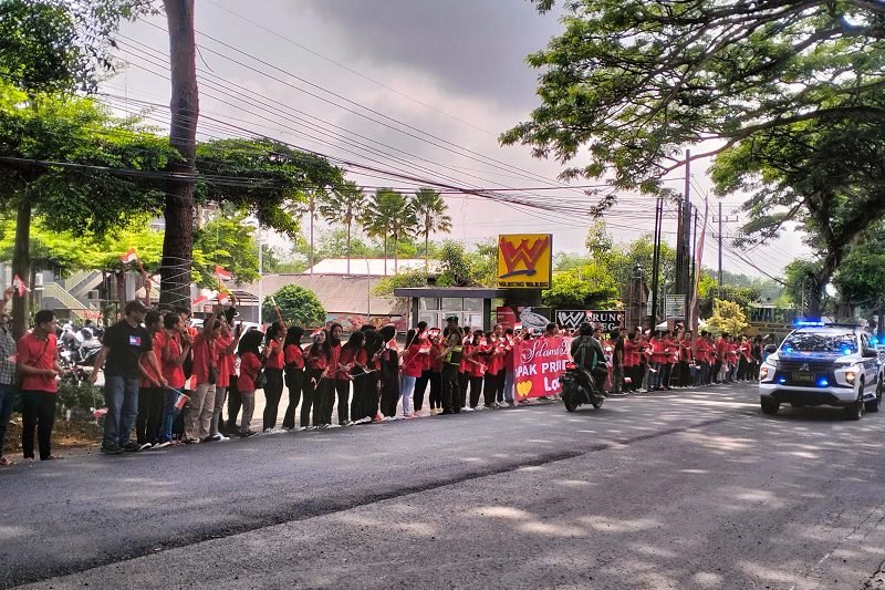 Warga sambut kedatangan Presiden ke Batu