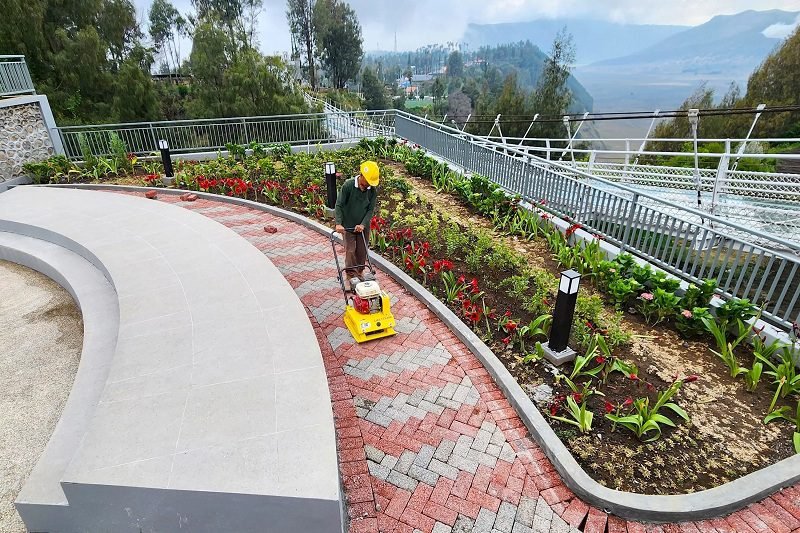 SIG BIKIN JEMBATAN KACA SERUNI POINT MAKIN ESTETIS DENGAN PEMASANGAN POROUS PAVING