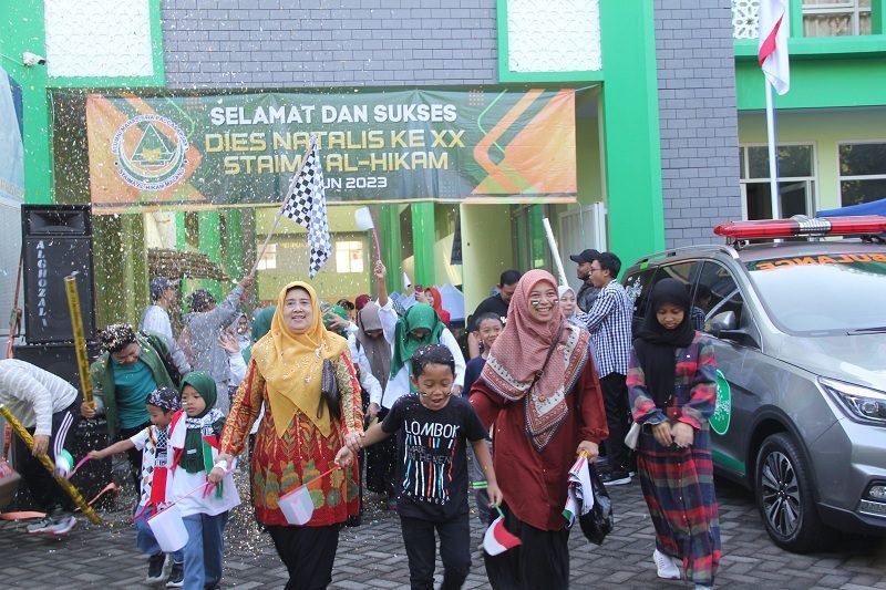 LAUTAN MASYARAKAT RAMAIKAN JALAN SEHAT DIES NATALIS KE-20 STAIMA MALANG