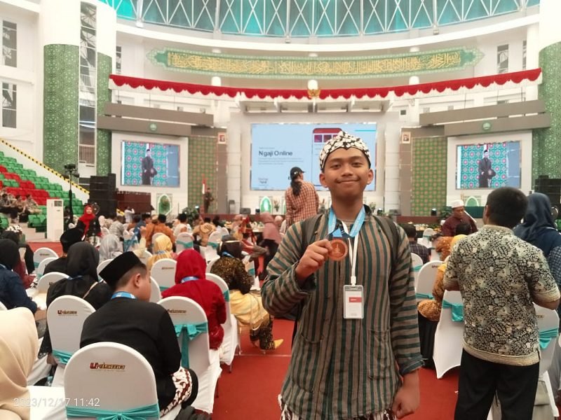 1397-M. Reifan Nur Rohim SISWA SMP BAHRUL MAGHFIROH RAIH PERAK DI AJANG OLIMPIADE PAI TINGKAT NASIONAL