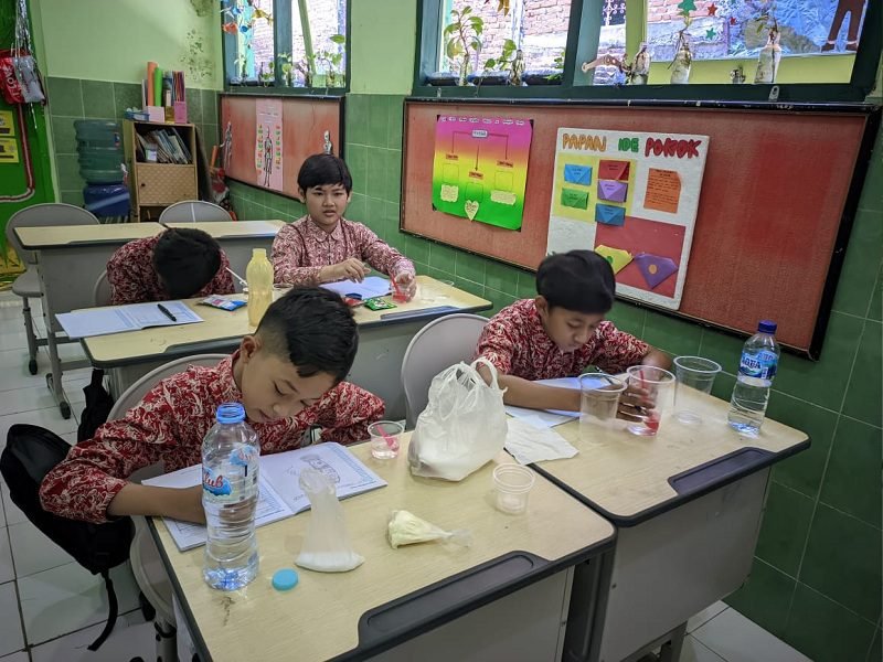 SDN SUMBERSARI 2 KOTA MALANG ISI KEGIATAN AKHIR SEMESTER DENGAN PELATIHAN KREATIVITAS SISWA