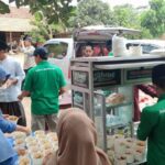 RUMAH SEDEKAH DAN LAZISNU BAGIKAN RATUSAN BAKSO GRATIS DI PESANTREN RAKYAT AL-AMIN