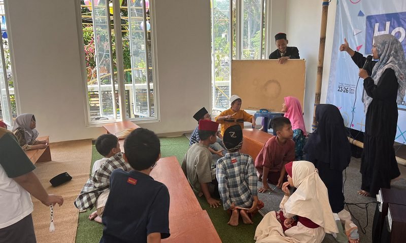 BERLIBUR DI PESANTREN: BERKARYA DAN BELAJAR BAHASA ASING