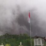 GUNUNG MERAPI MUNTAHKAN APG, HUJAN AIR DISERTAI ABU VULKANIK TERJADI DI BOYOLALI DAN MAGELANG