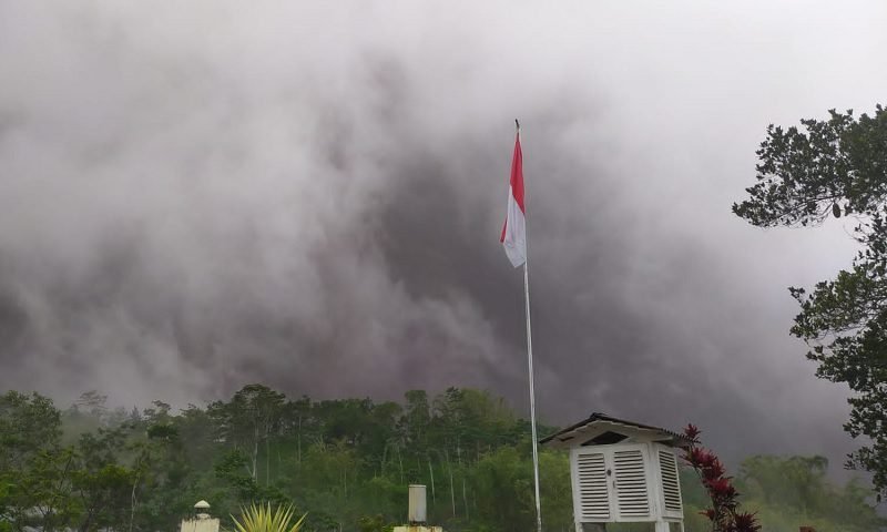 GUNUNG MERAPI MUNTAHKAN APG, HUJAN AIR DISERTAI ABU VULKANIK TERJADI DI BOYOLALI DAN MAGELANG