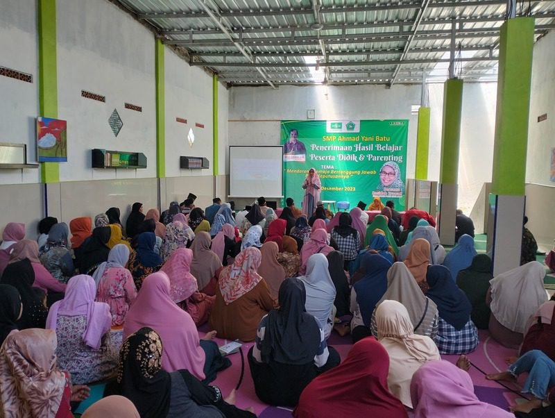 SINKRONKAN POLA ASUH GURU DAN ORANG TUA, SMP AHMAD YANI BATU GELAR SEMINAR PARENTING