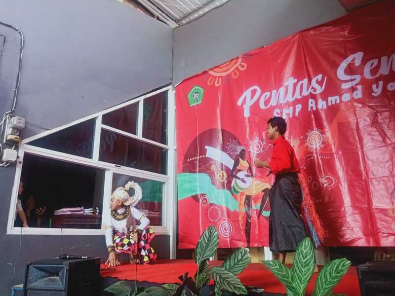 PENTAS SENI WARNAI AGENDA AKHIR SEMESTER SMP AHMAD YANI BATU