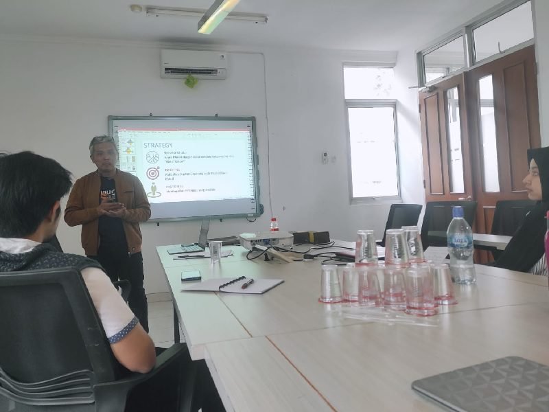 KADER PEBISNIS MUDA, FAKULTAS HUMANIORA UIN MALANG ADAKAN PELATIHAN DIGITAL MARKETING