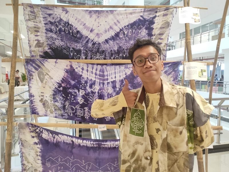 MANFAATKAN KAIN PERCA, FIKRAH RYANDA TEKUNI BATIK SHIBORI