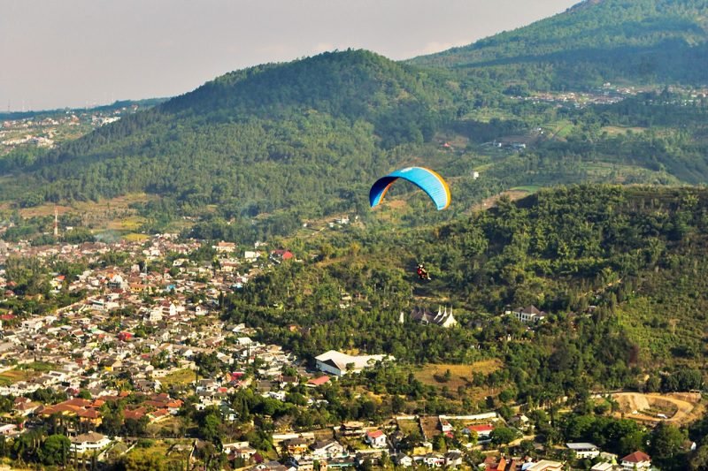 Paralayang di Gunung Banyak