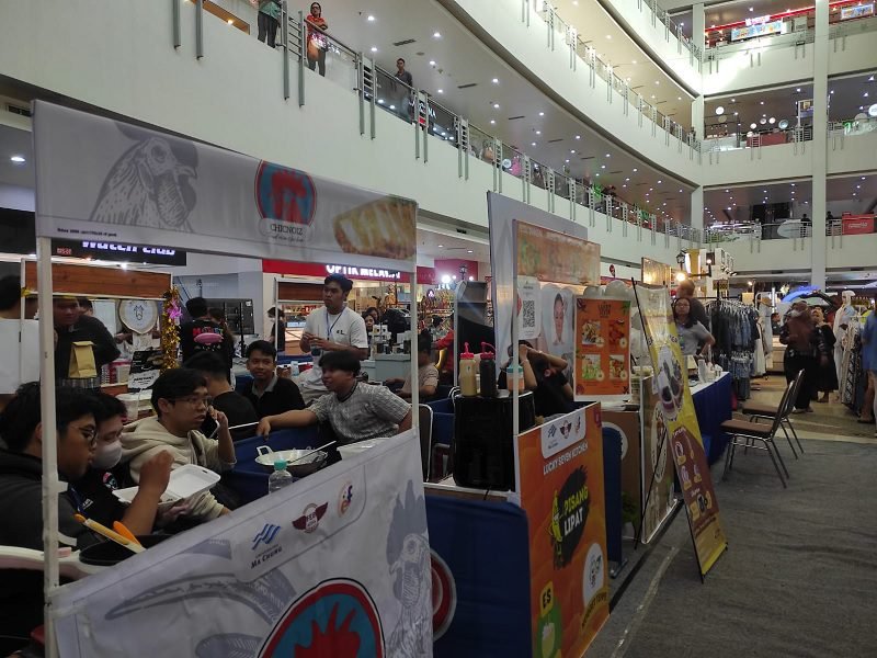 PAMERAN UMKM UNIVERSITAS MA CHUNG DI MOG, MAHASISWA BELAJAR LANGSUNG PROSES BISNIS