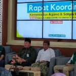 DUKUNG KELUARGA MASLAHAT, GKMNU SOSIALISASI PROGRAM DAN PENEMPELAN STIKER DI KEMENAG KOTA BATU