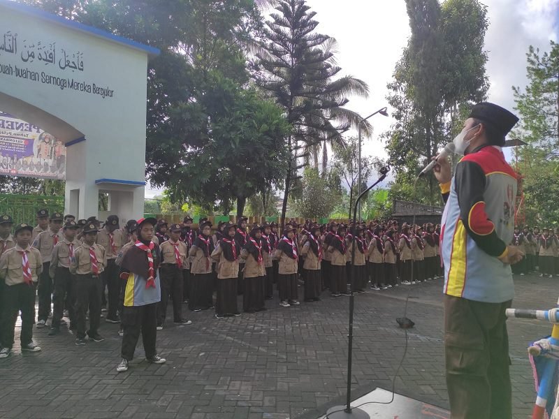 ANTUSIAS SISWA SISWI MTS WAHID HASYIM 02 DAU DI APEL PAGI PRAMUKA