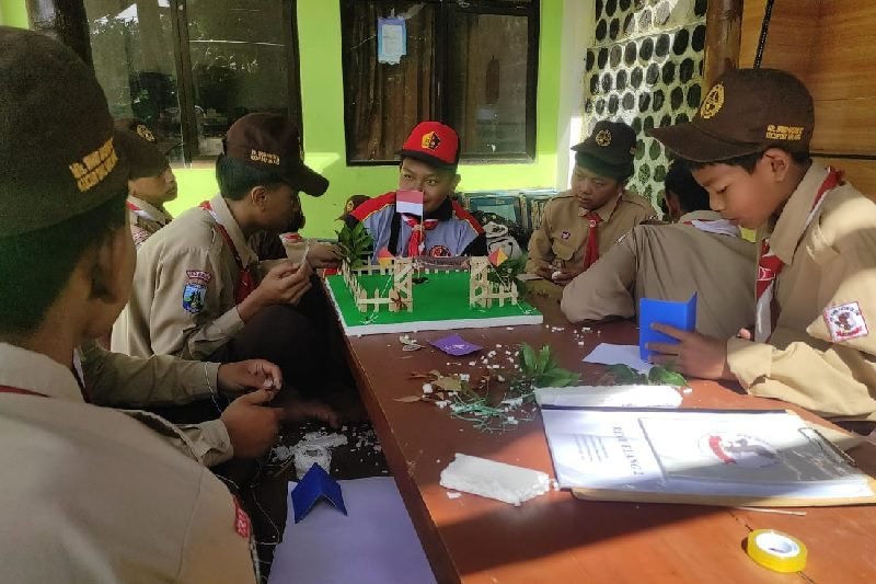 ASAH KREATIFITAS SISWA, PELATIHAN HASTA KARYA PEMBUATAN MINIATUR TENDA DI MTS WAHID HASYIM 02 DAU