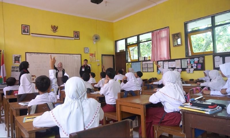 1572-Pemberian materi si kecil siaga ‘SI KECIL SIAGA’, CARA MENARIK DARI MAHASISWA UMM PERKENALKAN KESEHATAN KE SISWA SD