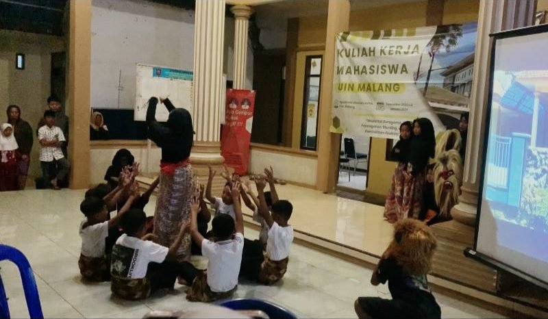 PELAJAR SD DAN MI NGADIRESO PONCOKUSUMO TAMPILKAN TARIAN DAERAH DI PANGGUNG PENTAS SENI