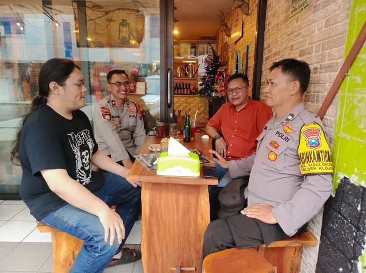 1616-Kapolsek Klojen bersama warga pengelola pertokoan AJAK WARGA GUNAKAN HAK PILIH DI PEMILU 2024, POLSEK KLOJEN SAMBANGI PERTOKOAN DAN KELURAHAN DI KIDUL DALEM