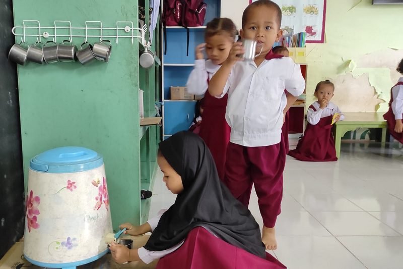 TANAMKAN SIKAP MANDIRI, SISWA TK SANTI SANTI WITYA SERONG SCHOOL THAILAND TANAMKAN KEBIASAAN INI