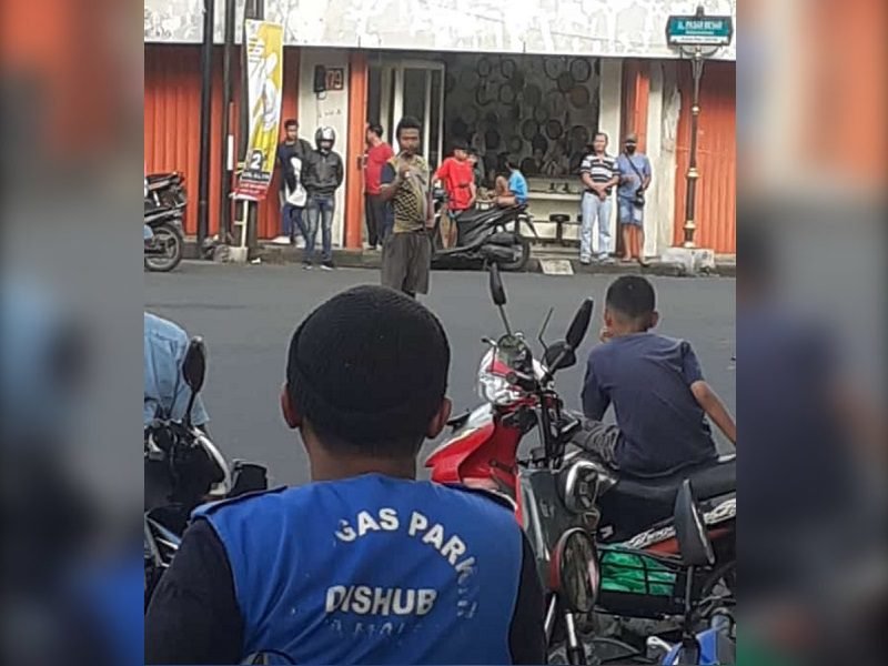 SEMPAT BIKIN RESAH, ODGJ YANG ACUNGKAN SAJAM DI PASAR BESAR KOTA MALANG SUDAH DISERAHKAN KE RSSA