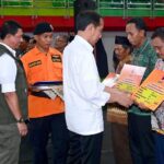 SERAHKAN BANTUAN UNTUK PETANI GAGAL PANEN, PRESIDEN TEKANKAN ARTI PENTING PETANI BAGI NEGARA