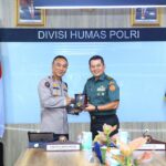 KADIV HUMAS TERIMA KUNJUNGAN KAPUSPEN TNI, SINERGITAS KUNCI LEWATI TANTANGAN