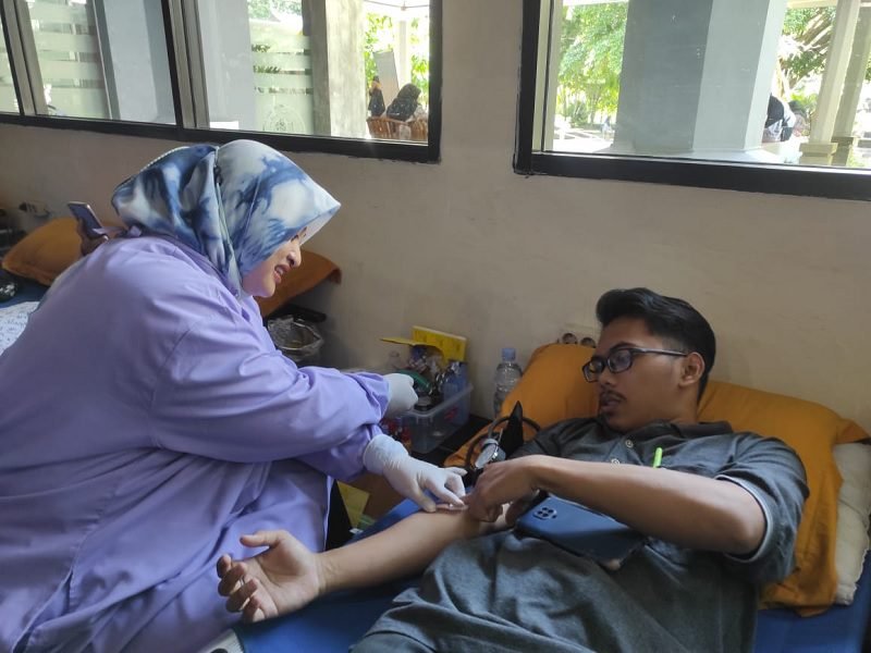 PEDULI KEMANUSIAAN, KSR PMI UM GANDENG PMI KOTA MALANG ADAKAN DONOR DARAH