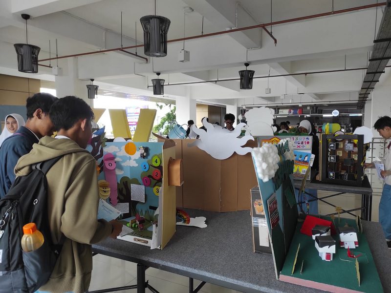 Pengunjung pameran desain Binus Malang
