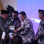 KANKEMENAG KOTA BATU BERI ANUGERAH PULAHAN LEMBAGA DALAM ACARA PUNCAK HAB ke-78