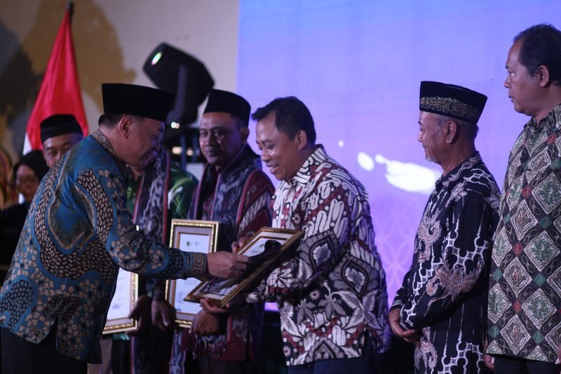 KANKEMENAG KOTA BATU BERI ANUGERAH PULAHAN LEMBAGA DALAM ACARA PUNCAK HAB ke-78