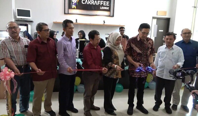 REKTOR UM RESMIKAN CAFE PREMIUM DENGAN PRODUK KOPI ASLI MALANG