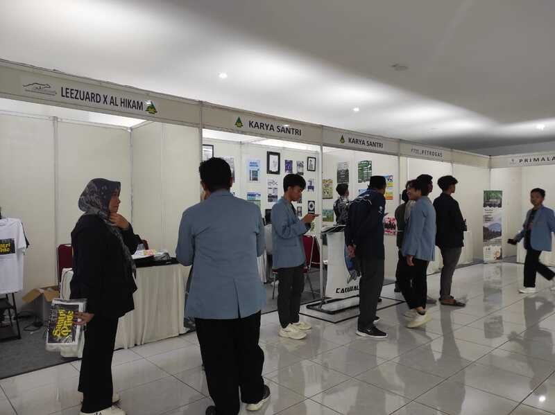 PAMERAN SENI SANTRI PESMA AL-HIKAM MALANG HIASI PUNCAK FESTIVAL ILMIAH SANTRI 2024