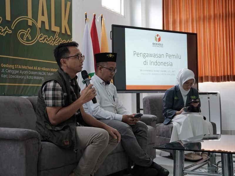 KOMISIONER BAWASLU KOTA MALANG BERI EDUKASI NILAI DEMOKRASI DI STUDENT TALK