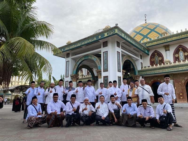 JELANG UJIAN KELULUSAN, MA AL MAARIF SINGOSARI WISATA RELIGI ZIARAH KE MAKAM PARA WALI JATIM