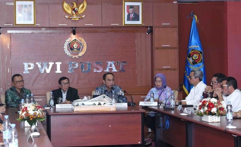 HUT KE-78 PWI, MENTERI BUDI ARIE TEGASKAN PERAN SENTRAL PERS