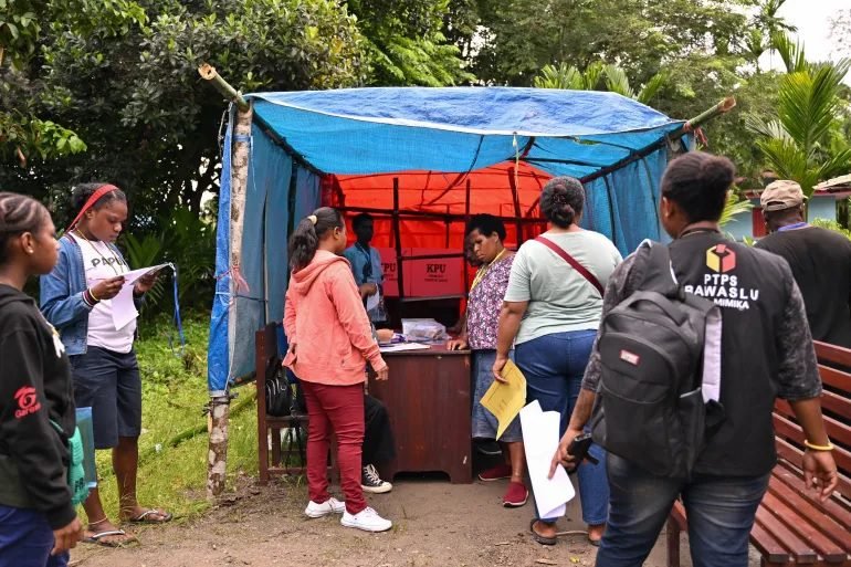 1682-Warga Papua di TPS WARGA PAPUA GUNAKAN HAK PILIHNYA DI TENGAH SERUAN KKB UNTUK BOIKOT PEMILU