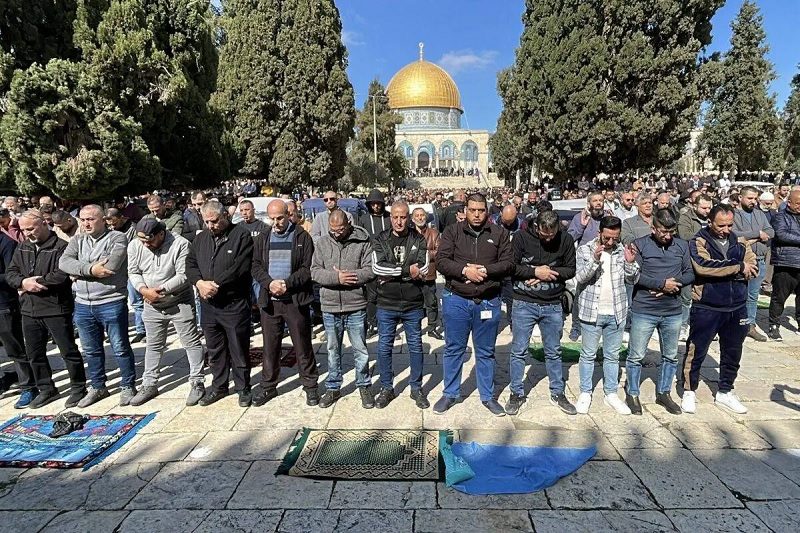 Umat Muslim salat Jumat di Masjid Al-Aqsa
