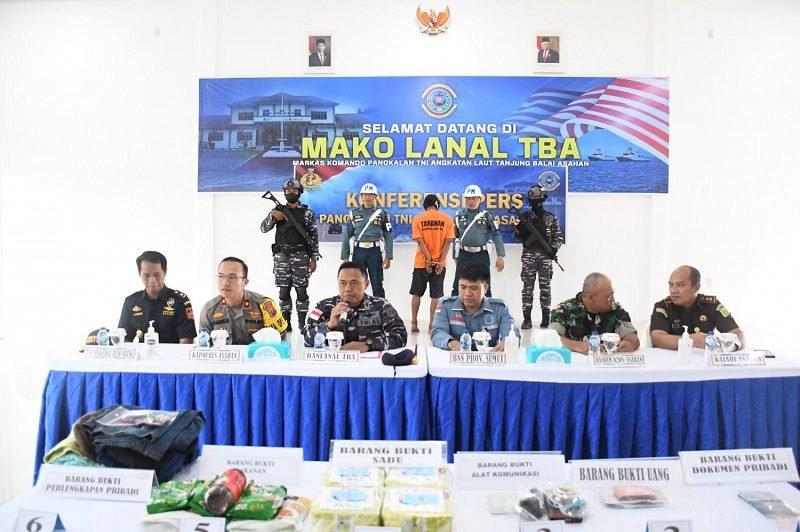 TNI AL GAGALKAN PENYELUNDUPAN NARKOBA JENIS SABU SEBERAT 4 KG DI PERAIRAN KEMBILIK ASAHAN