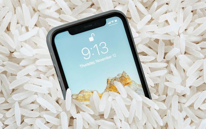 APPLE: JANGAN MASUKKAN IPHONE BASAH KE TEMPAT BERAS