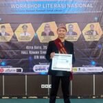 FARIS APRIL LIANSAH, GURU SMP BAHRUL MAGHFIROH RAIH ANUGERAH GURU INOVATOR SEBAGAI PEGIAT LITERASI