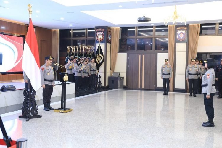 WAKAPOLRI PIMPIN UPACARA KENAIKAN PANGKAT 4 PATI POLRI