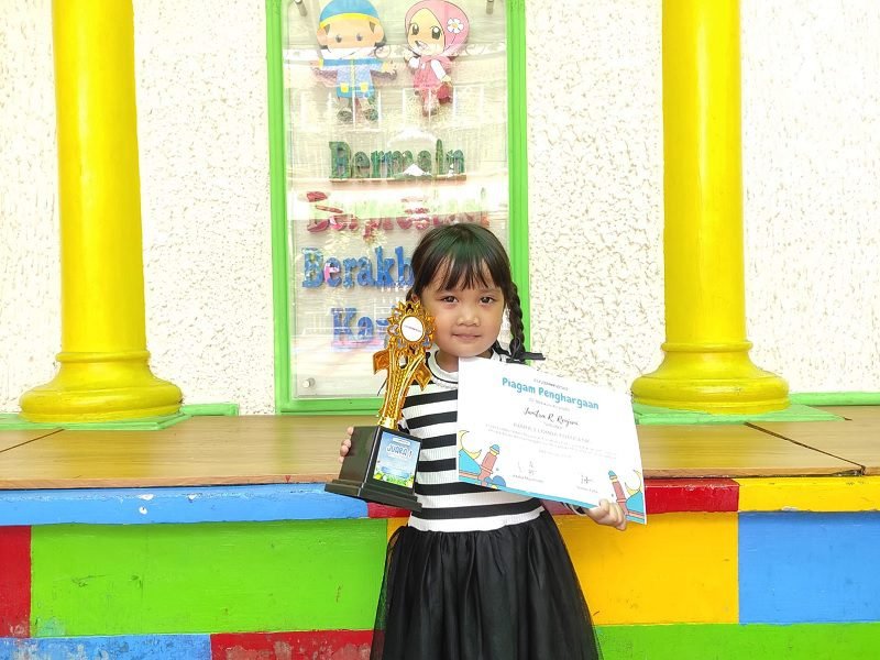 AKRAB DENGAN DUNIA MODELING SEJAK KECIL, JANITRA RENJANI JUARA 1 LOMBA FOTOGENIK CREATIVITY KIDS 2024
