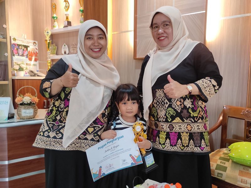 Janitra bersama ibu dan kepala sekolahnya
