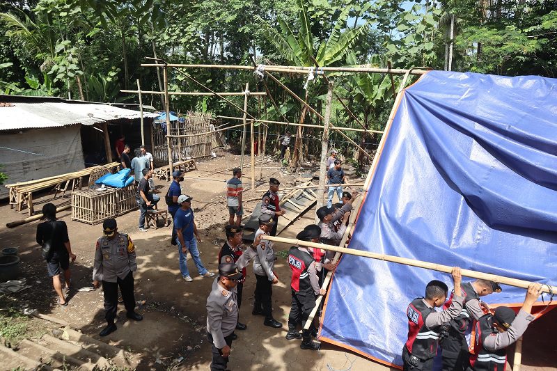 MARAK DIJADIKAN TEMPAT PERJUDIAN, POLRES MALANG DAN TNI ROBOHKAN ARENA SABUNG AYAM DI KEPANJEN