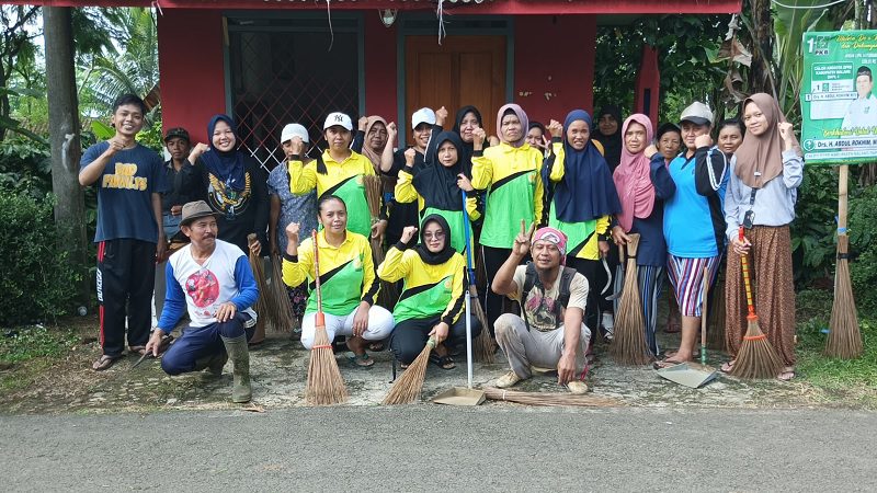 Foto bersama mahasiswa Unira dengan warga Dusun Sumbergelang