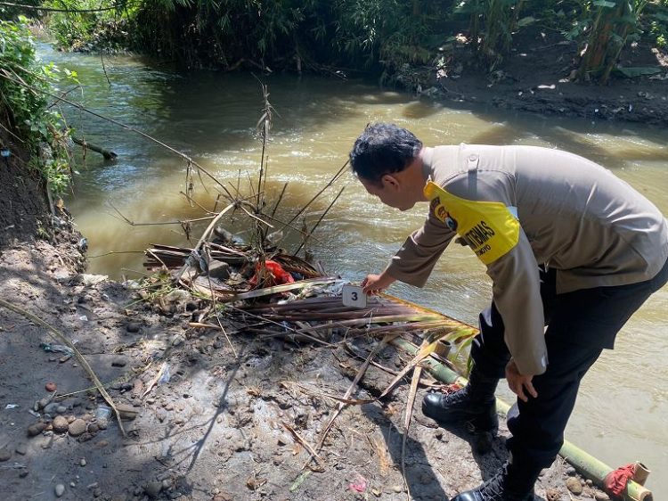 POLISI SELIDIKI PENEMUAN JASAD BAYI PEREMPUAN DI SUNGAI PAKIS MALANG