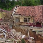 PERGERAKAN TANAH DI KABUPATEN BANDUNG BARAT, 4 RUMAH DAN 1 GEDUNG SEKOLAH RUSAK