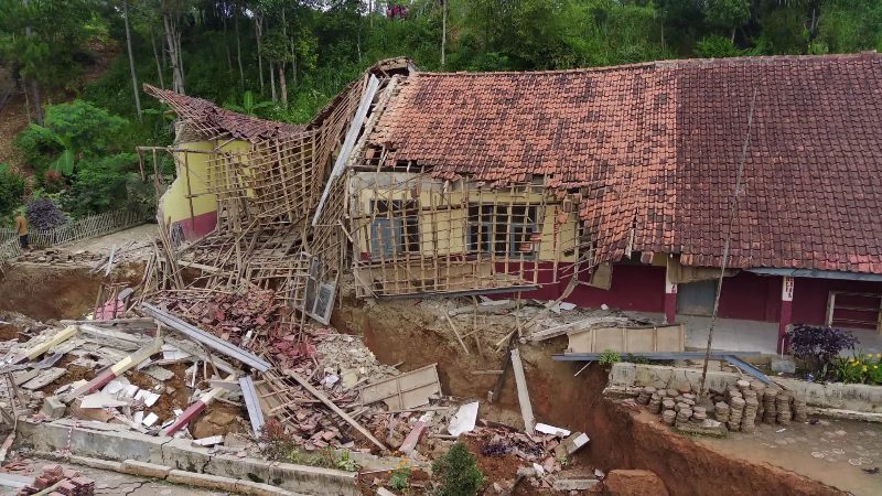 PERGERAKAN TANAH DI KABUPATEN BANDUNG BARAT, 4 RUMAH DAN 1 GEDUNG SEKOLAH RUSAK