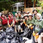 HARI PEDULI SAMPAH NASIONAL 2024, ASDP GANDENG KOMUNITAS LINGKUNGAN BERSIHKAN SAMPAH DI SUNGAI CILIWUNG