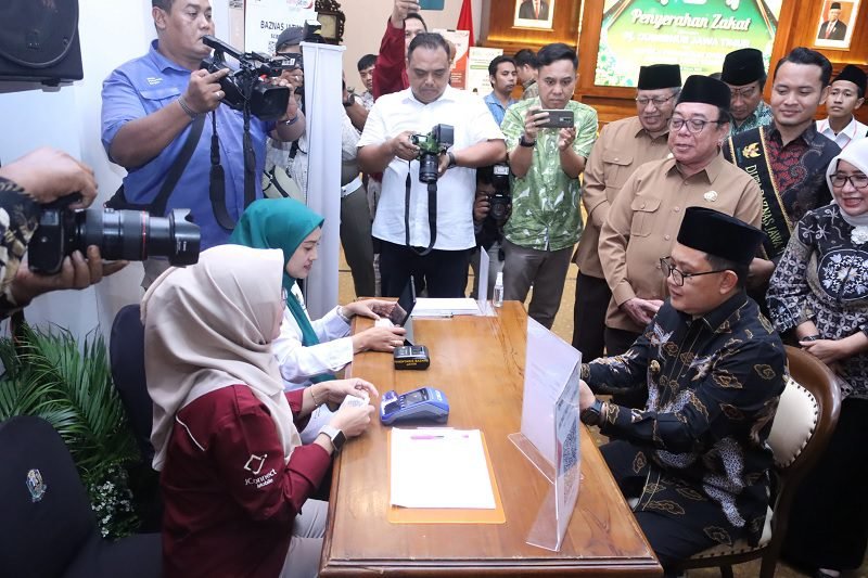 PJ GUBERNUR JATIM BERSAMA KEPALA PERANGKAT DAERAH SALURKAN ZAKAT DI BAZNAS