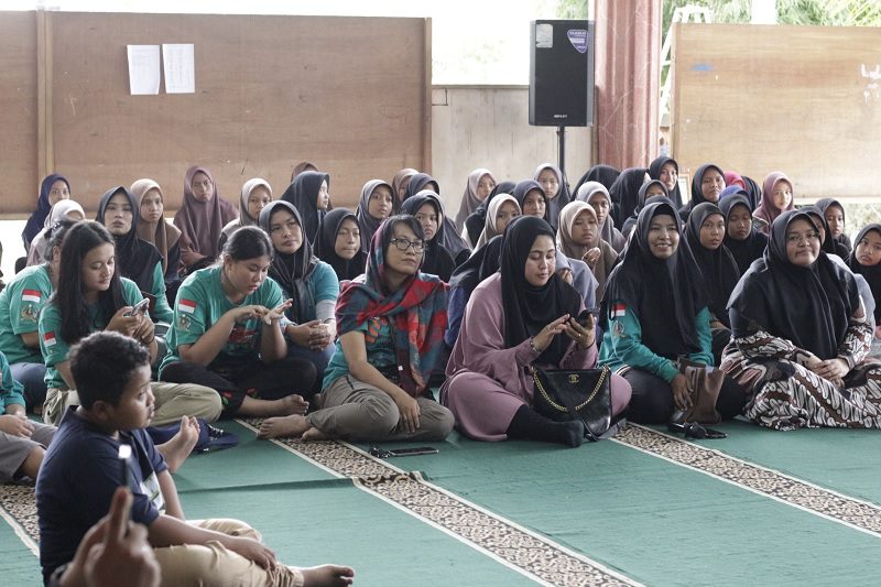 Para santriwati serta anggota komunitas TDI